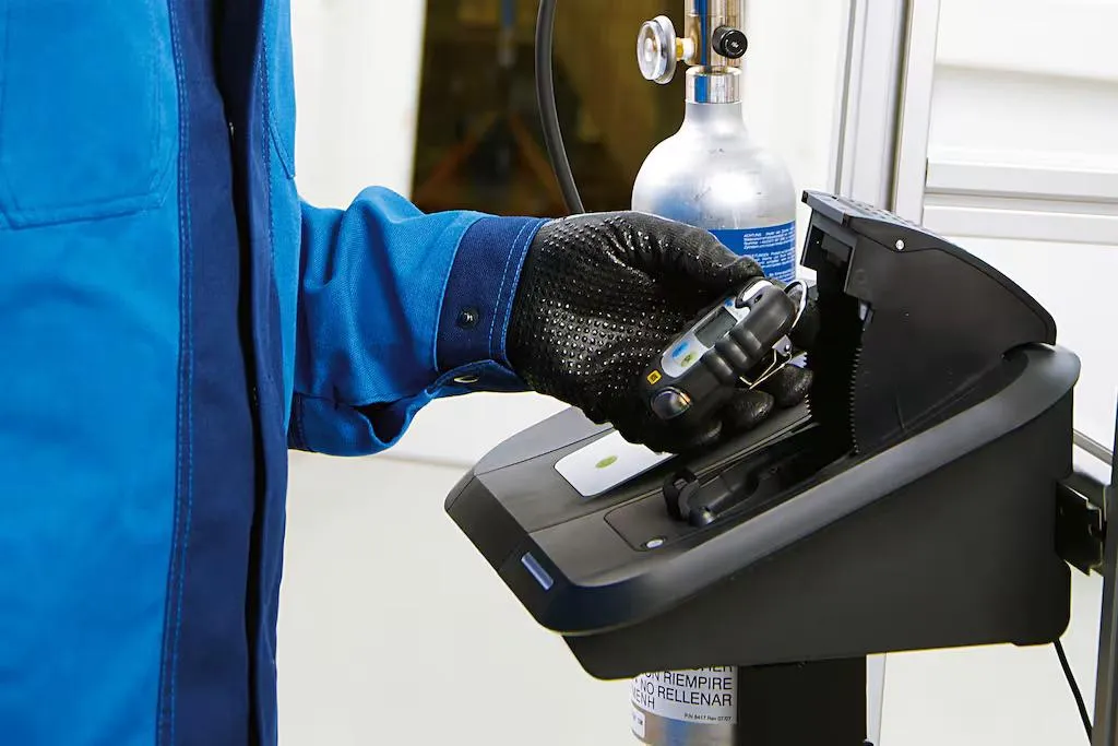 Detector de gas portátil colocándose en su estación de prueba y calibración